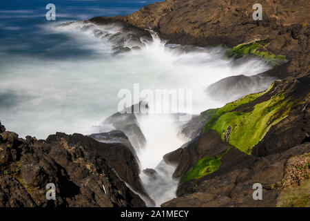 Côte sauvage avec des vagues déferlantes, Rocky Creek State Scenic Viewpoint, Oregon, USA Banque D'Images