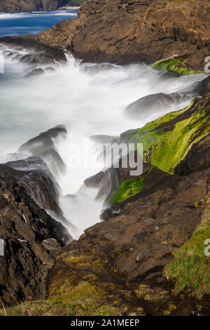 Côte sauvage avec des vagues déferlantes, Rocky Creek State Scenic Viewpoint, Oregon, USA Banque D'Images