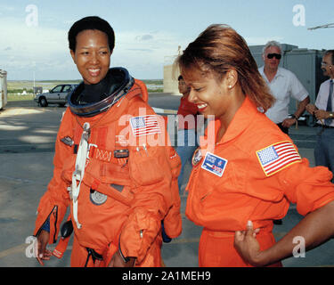 Washington, United States. 27 Sep, 2019. À 10h23 HAE 12 septembre 1992, Mae Jemison, la première femme noire dans l'espace, lancée à bord de la navette spatiale Endeavour pour la mission STS-47. Dans cette image, elle venait juste de terminer l'évacuation de l'équipage participant à la formation pour la mission au cours de l'essai de démonstration de compte à rebours de la borne. Jemison et Sharon McDougle, puis une combinaison spatiale technicien, à pied de l'orbiteur à la fin de la formation de l'équipage. Crédit : NASA/UPI UPI/Alamy Live News Banque D'Images