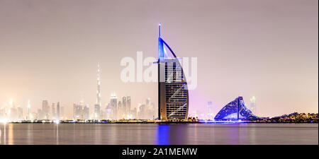 Avec l'horizon lumineux Dubai Burj Khalifa et le Burj Al Arab hôtel de luxe. Dubaï, Émirats arabes unis. Banque D'Images