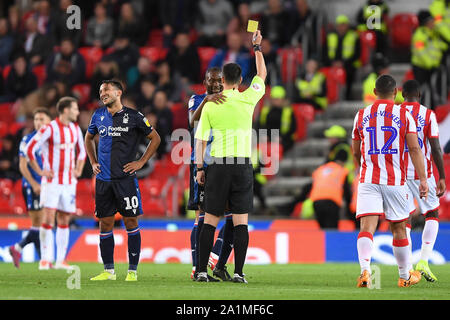 STOKE ON TRENT, en Angleterre. 27 septembre arbitre Andrew Madley montre une carte jaune à Samba Sow (21) La forêt de Nottingham au cours de la Sky Bet Championship match entre Stoke City et Nottingham Forest au stade de BET365, Stoke-on-Trent le vendredi 27 septembre 2019. (Crédit : Jon Hobley | MI News) photographie peut uniquement être utilisé pour les journaux et/ou magazines fins éditoriales, licence requise pour l'usage commercial Crédit : MI News & Sport /Alamy Live News Banque D'Images