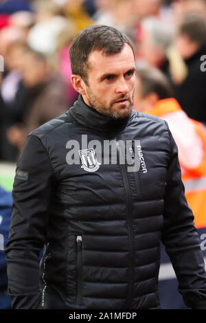 Stoke On Trent, Royaume-Uni. 27 Sep, 2019. Stoke City manager Nathan Jones au cours de l'EFL Sky Bet Championship match entre Stoke City et Nottingham Forest au stade de bet365, Stoke-on-Trent, Angleterre le 27 septembre 2019. Photo par Jurek Biegus. Usage éditorial uniquement, licence requise pour un usage commercial. Aucune utilisation de pari, de jeux ou d'un seul club/ligue/dvd publications. Credit : UK Sports Photos Ltd/Alamy Live News Banque D'Images