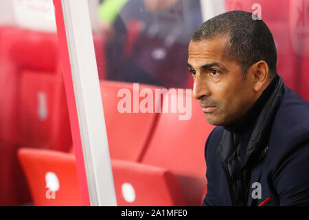 Stoke On Trent, Royaume-Uni. 27 Sep, 2019. Nottingham Forest manager Sabri Lamouchi au cours de l'EFL Sky Bet Championship match entre Stoke City et Nottingham Forest au stade de bet365, Stoke-on-Trent, Angleterre le 27 septembre 2019. Photo par Jurek Biegus. Usage éditorial uniquement, licence requise pour un usage commercial. Aucune utilisation de pari, de jeux ou d'un seul club/ligue/dvd publications. Credit : UK Sports Photos Ltd/Alamy Live News Banque D'Images