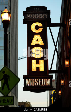 Un néon au-dessus de l'entrée du musée de Johnny Cash dans le centre de Nashville, Tennessee USA Banque D'Images