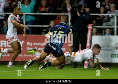 Saint Helens Mark Percival scores au cours du Betfred Super League lors de la demi-finale, stade totalement méchants, St Helens. Banque D'Images