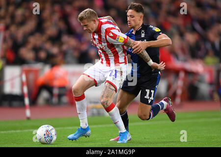 STOKE ON TRENT, en Angleterre. 27 septembre James McClean (11) de Stoke City détient au large de Matty paiement (11) La forêt de Nottingham au cours de la Sky Bet Championship match entre Stoke City et Nottingham Forest au stade de BET365, Stoke-on-Trent le vendredi 27 septembre 2019. (Crédit : Jon Hobley | MI News) photographie peut uniquement être utilisé pour les journaux et/ou magazines fins éditoriales, licence requise pour l'usage commercial Crédit : MI News & Sport /Alamy Live News Banque D'Images