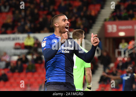 STOKE ON TRENT, en Angleterre. 27 septembre Lewis Grabban (7) de Nottingham Forest célèbre après avoir marqué un but pour le rendre 1-3 lors du match de championnat Sky Bet entre Stoke City et Nottingham Forest au stade de BET365, Stoke-on-Trent le vendredi 27 septembre 2019. (Crédit : Jon Hobley | MI News) photographie peut uniquement être utilisé pour les journaux et/ou magazines fins éditoriales, licence requise pour l'usage commercial Crédit : MI News & Sport /Alamy Live News Banque D'Images