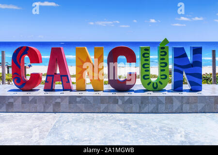 Cancun, Mexique. Dolphin Beach (Playa Delfines). Resort Ville signe. Banque D'Images