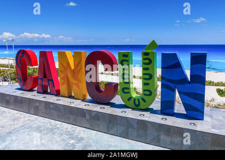 Cancun, Mexique. Dolphin Beach (Playa Delfines). Resort Ville signe. Banque D'Images