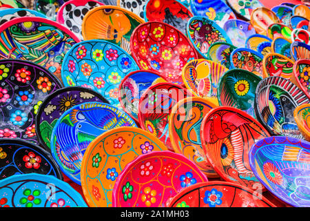 Chichen Itza, au Mexique. La céramique traditionnelle mexicaine colorés de souvenirs sur le marché de rue à Chichen Itza. Banque D'Images