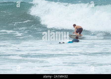 D'Arugam Bay, Sri Lanka - 09/15/2019 - White pro surfer surfer à travers les grosses vagues à la plage Arugambay, Sri Lanka. Un autre internaute tente de prendre des Banque D'Images