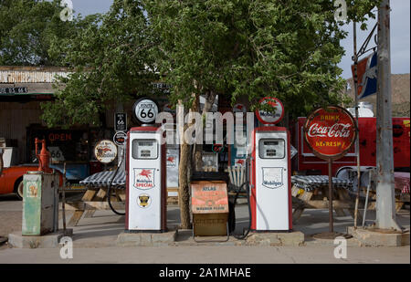 L'ancien gaz pompes, micocoulier, magasin général, la Route 66, micocoulier, Arizona Banque D'Images