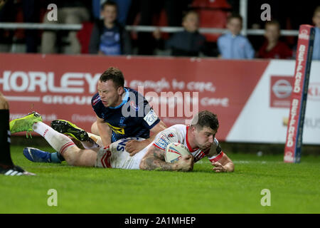 Saint Helens Mark Percival scores au cours du Betfred Super League lors de la demi-finale, stade totalement méchants, St Helens. Banque D'Images