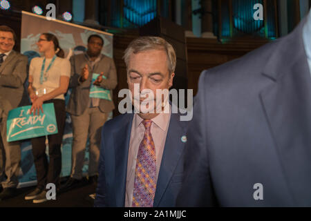 Westminster, Londres, Royaume-Uni. 27 septembre 2019. Nigel Farage, leader du parti Brexit, marche vers la scène de l’Emmanuel Centre à Westminster, Londres, lors de la tournée de conférence « We are Ready » du parti en 2019. Les partisans applaudissent en arrière-plan, l’un tenant une pancarte indiquant « je SUIS PRÊT », reflétant l’élan de campagne du parti avant le départ prévu du Royaume-Uni de l’Union européenne. Penelope Barritt/Alamy Live News Banque D'Images