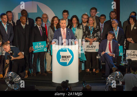 Westminster, Londres, Royaume-Uni. 27 septembre 2019. Nigel Farage se tient devant un pupitre portant le logo du Brexit Party lors de la tournée de la conférence « We Are Ready » au Emmanuel Centre, à Londres. Entouré de membres du parti et de partisans portant des pancartes « je SUIS PRÊT », l’événement a marqué un moment clé dans la campagne 2019 du Parti du Brexit. Penelope Barritt/Alamy Live News Banque D'Images