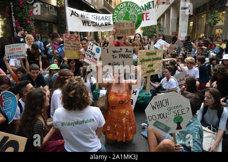 Athènes, Grèce. 27 sept 2019. Étudiants pour exiger des mesures contre le changement climatique dans le cadre de la grève déclenchée par le vendredi pour venir à Athènes, Grèce. Crédit : Nicolas Koutsokostas/Alamy Stock Photo. Banque D'Images