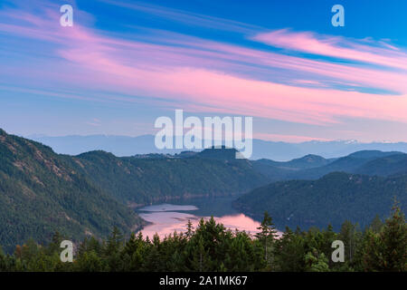 Ciel au lever du soleil sur Finlayson Arm, des Malahat, Malahat, Colombie-Britannique, Canada Banque D'Images