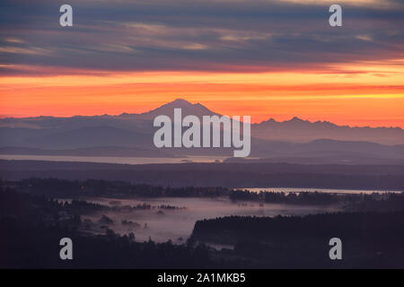 Lever du soleil Ciel d'La Malahat Viewpoint, Malahat, British Columbia, Canada Banque D'Images