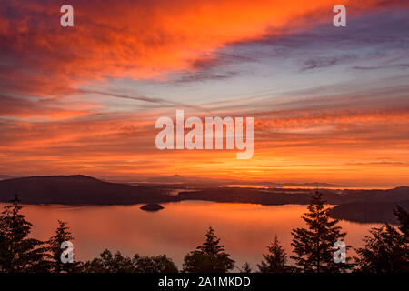 Lever du soleil Ciel d'La Malahat Viewpoint, Malahat, British Columbia, Canada Banque D'Images