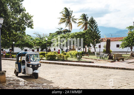 Tuktuk attend un passager au bord de la place principale de Guane, une petite ville typique de la région de Santander en Colombie Banque D'Images