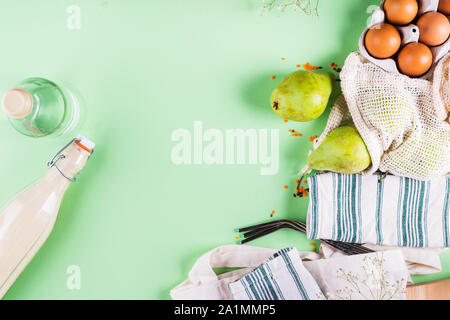 Zéro déchets food shopping accessoires et outils pour manger et boire. Sacs en coton, bocaux en verre, l'acier des pailles, bouteilles et serviettes réutilisables. Mise à plat Banque D'Images