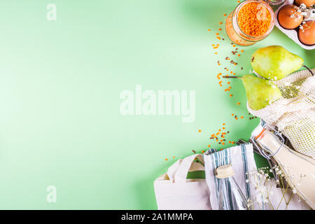 Zéro déchets food shopping accessoires et outils pour manger et boire. Sacs en coton, bocaux en verre, l'acier des pailles, bouteilles et serviettes réutilisables. Mise à plat Banque D'Images