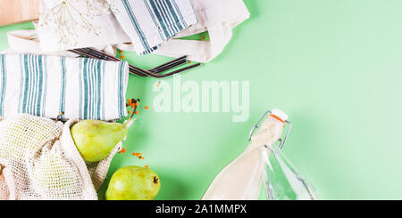 Zéro déchets food shopping accessoires et outils pour manger et boire. Sacs en coton, bocaux en verre, l'acier des pailles, bouteilles et serviettes réutilisables. Mise à plat Banque D'Images