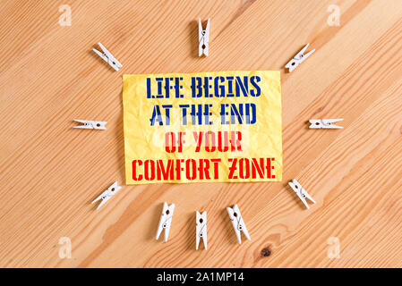 Écrit remarque montrant la vie commence à la fin de votre zone de confort. Concept d'entreprise pour faire évoluer les changements de couleur des papiers clothespin croître rappeler à vide Banque D'Images
