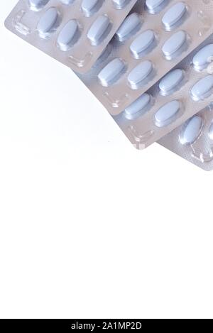 Traitement médical, soins de concept. Emballage de pilules sur fond blanc. Banque D'Images