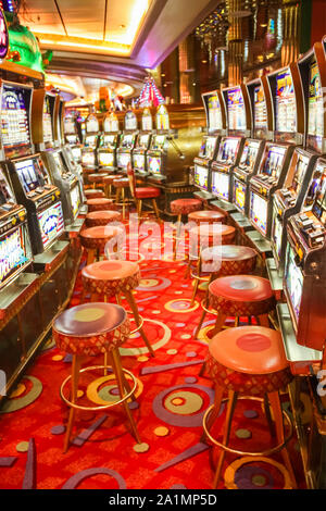 Casino avec machines à sous sur un bateau de croisière Banque D'Images