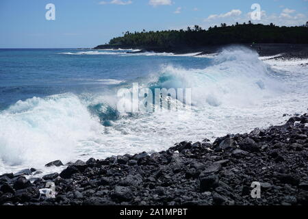 Plage de sable noir de Pohoiki dans le parc de la plage d'Isaac Hale à Hawaï - la plus récente plage d'Hawaï, créée par les éruptions de 2018 de Kilauea. Banque D'Images