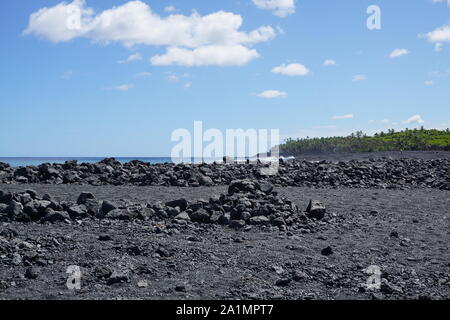 Plage de sable noir de Pohoiki dans le parc de la plage d'Isaac Hale à Hawaï - la plus récente plage d'Hawaï, créée par les éruptions de 2018 de Kilauea. Banque D'Images