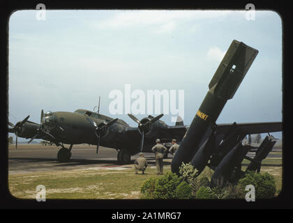 L'un des nouveaux navires de l'air, un puissant YB-17 bomber, est tiré jusqu'à un hangar de l'escadron de bombardement, Langley Field, en Virginie il est prêt à rouler sur une piste et décoller Banque D'Images