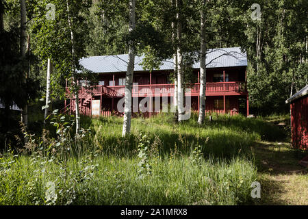 L'un des nombreux Colorado Outward Bound School cabines et ses bâtiments administratifs, au fond des bois, haut au-dessus de la ville de marbre dans Gunnison Comté (Colorado) Banque D'Images