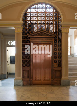 L'un des rares/cuivre laiton élévateurs cage laissée dans le pays, à l'échelon régional Arts Centre, maison du Conseil Régional Arts et des sciences humaines dans ce qui était à l'origine le Palais de justice du District fédéral de Texarkana, Texas Banque D'Images