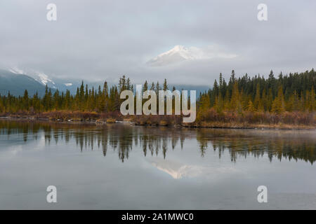 L'aube sur les lacs Vermilion, Banff National Park, Alberta, Canada Banque D'Images