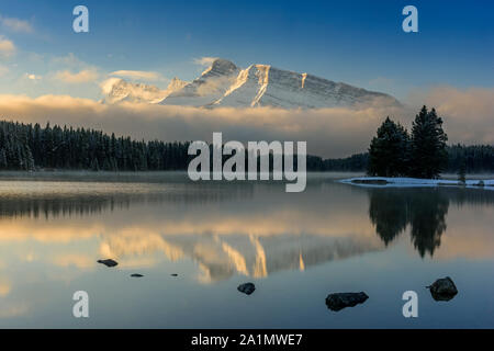 Mt. Rundle reflété dans le lac Two Jack, Banff National Park, Alberta, Canada Banque D'Images