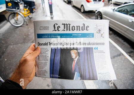 Paris, France - Sep 27, 2019 : l'achat de lire le monde quotidien français avec l'atout de Donald fragilized par l'affaire de l'Ukraine Banque D'Images