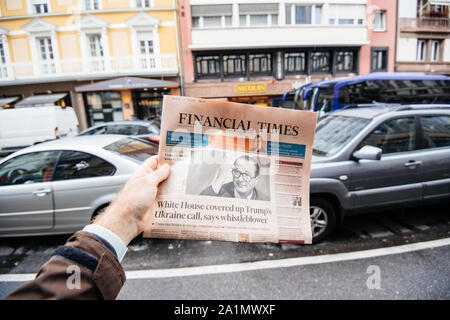 Paris, France - Sep 27, 2019 : l'homme achète Financial Times avec Jacques Chirac sur la couverture du journal après la mort de l'ancien président français à l'âge de 86 ans Banque D'Images