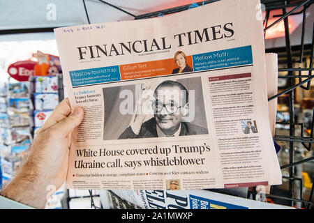 Paris, France - Sep 27, 2019 : l'homme achète Financial Times avec Jacques Chirac sur la couverture du journal après la mort de l'ancien président français à l'âge de 86 ans Banque D'Images