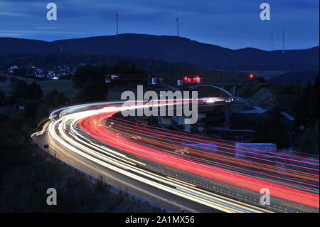 La circulation sur un pont routier de nuit (A45, vélo, Allemagne) Banque D'Images