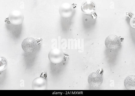 Noël, Nouvel An ou de noël décorations de fête, des ornements sur fond blanc, la composition, de l'accueil des laïcs télévision carte de Noël avec des boules d'argent, à Banque D'Images