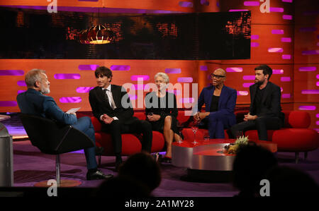 Retransmettre la correction de l'orthographe du nom de SIMON REEVE BONNE LÉGENDE CI-DESSOUS (de gauche à droite) l'hôte Graham Norton, Simon Reeve, Helen Mirren, RuPaul et Jack Whitehall pendant le tournage pour le Graham Norton Show à BBC Television Centre 6 Studioworks, Wood Lane, Londres, pour être diffusé sur BBC One le vendredi soir. Banque D'Images