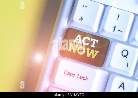 Signe texte montrant agir maintenant. Photo d'affaires texte ayant une réponse rapide de demander à quelqu'un de ne pas retarder l'action clavier pc blanc vide avec abo papier note Banque D'Images