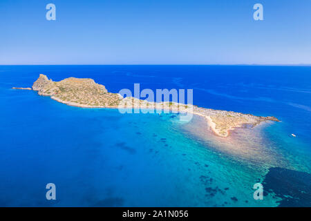 Glaronisi île près de la magnifique plage de Kolokitha, Elounda, Crète, Grèce. Banque D'Images