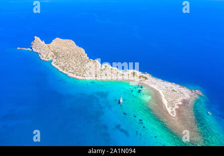 Glaronisi île près de la magnifique plage de Kolokitha, Elounda, Crète, Grèce. Banque D'Images