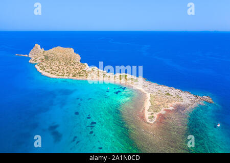 Glaronisi île près de la magnifique plage de Kolokitha, Elounda, Crète, Grèce. Banque D'Images