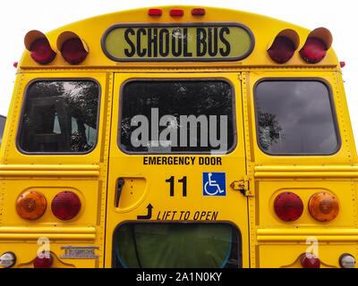 Bucarest, Roumanie - le 26 septembre 2019 : un bus scolaire américain classique de Thomas Built Buses sur châssis Freightliner FS-65 est stationné à Bucarest. Banque D'Images