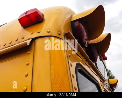 Bucarest, Roumanie - le 26 septembre 2019 : un bus scolaire américain classique de Thomas Built Buses sur châssis Freightliner FS-65 est stationné à Bucarest. Banque D'Images