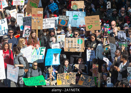 Vancouver, Canada. 27, septembre 2019. Des pancartes tenues par les manifestants. Grève du climat de Mars. Vancouver, Colombie-Britannique, Canada. Gerry Rousseau/Alamy Live News Banque D'Images